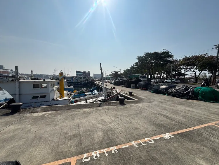 梓官蚵仔寮漁港內發現浮屍，研判無外力介入。翻攝畫面