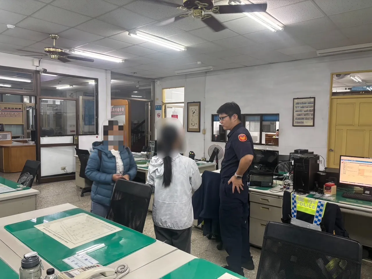 警員向民眾說明假買家詐騙手法，防止民眾受騙。翻攝畫面