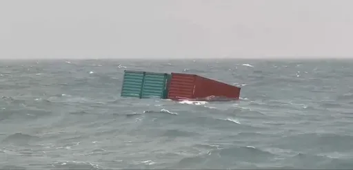 风浪太大！货轮「中联黄埔」20货柜惨落海　载浮载沉画面曝