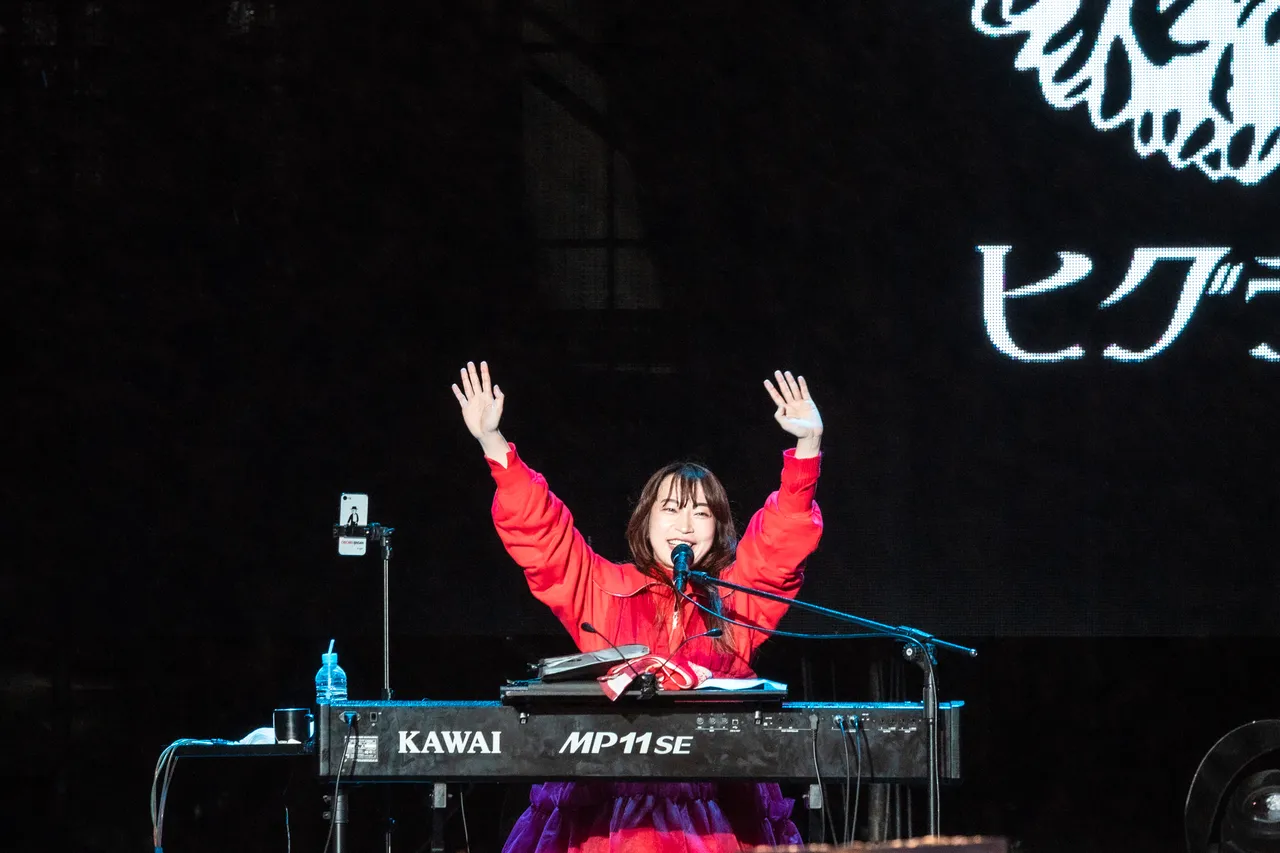樋口爱在舞台上自弹自唱，情绪与音乐自然流动。宽宽整合提供