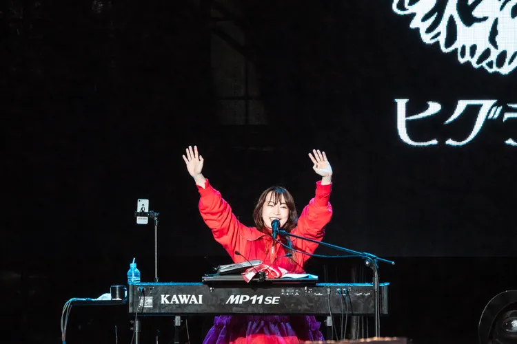 樋口愛在舞台上自彈自唱，情緒與音樂自然流動。寬寬整合提供