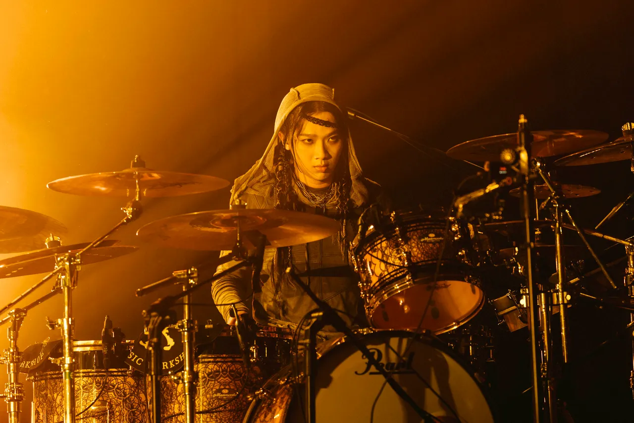 鼓手王皓。形上娱乐提供