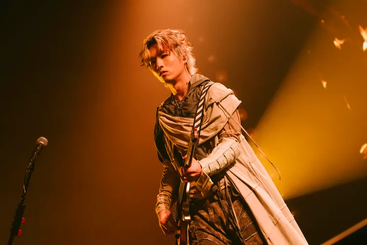 利惟庸在Jolin大巨蛋演唱會飆彈噴火吉他受矚目。形上娛樂提供