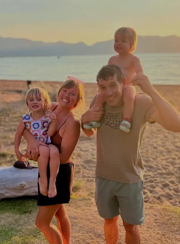 霍諾德與老婆育有可愛雙胞胎。翻攝霍諾德臉書