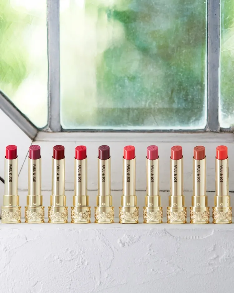 PAUL & JOE西洋菊柔光透潤唇膏（不含盒），各650元。品牌提供