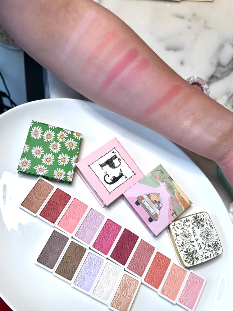 巴黎時尚糖果腮紅餅/打亮餅/修容餅手部試色。張家玲攝