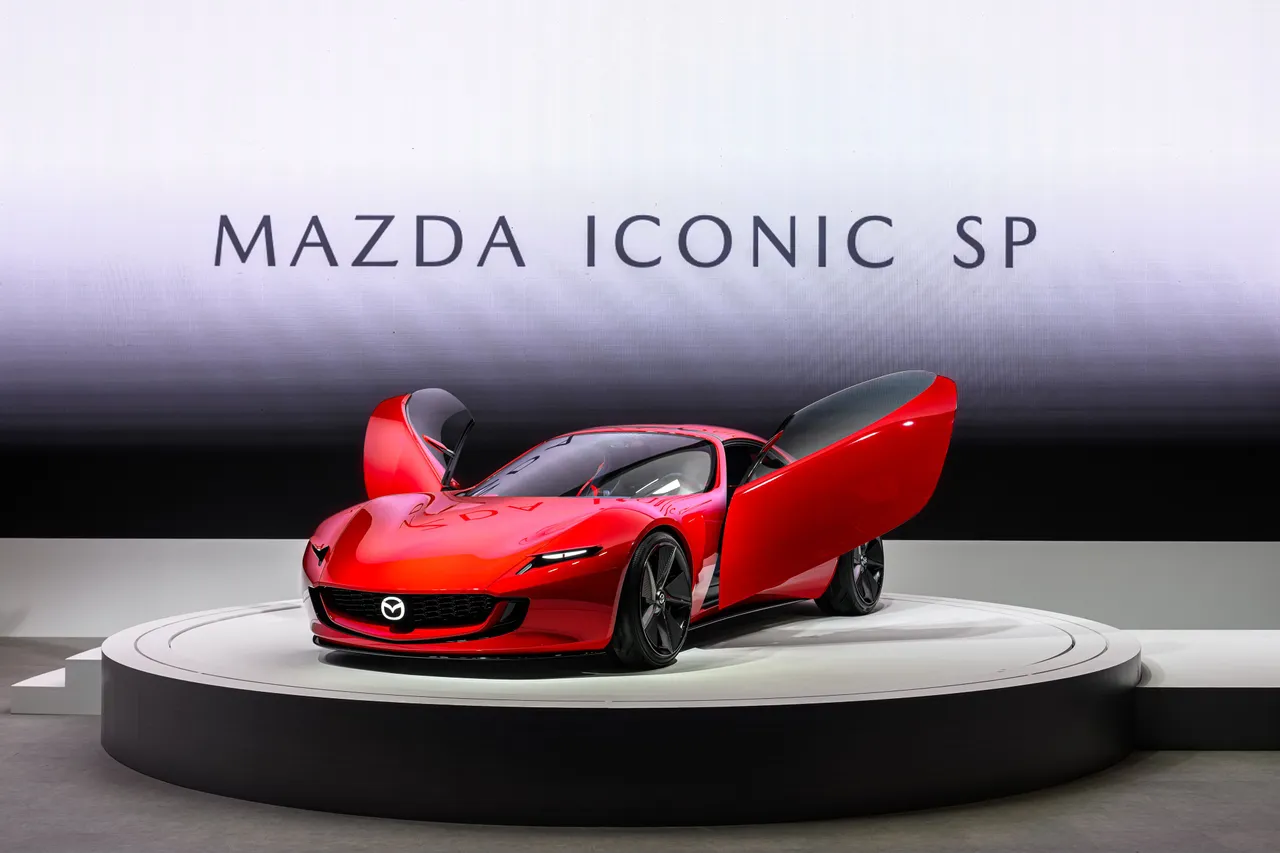 MAZDA ICONIC SP概念跑车将自1月9日起移师至台中国家歌剧院展出，展期至1月18日止。业者提供