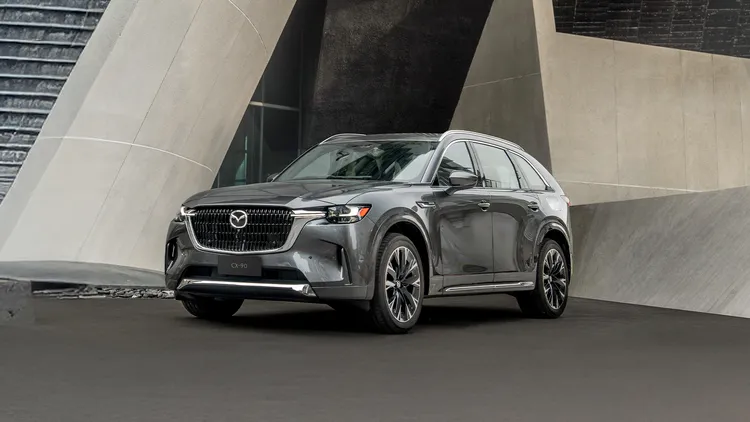 七人座休旅CX-90，同樣享有7年原廠保固，另提供最高150萬元、70期0利率的分期。業者提供