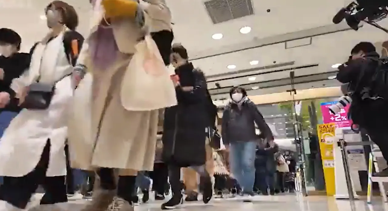 民众冲入横滨崇光百货抢购福袋。翻摄自日经新闻