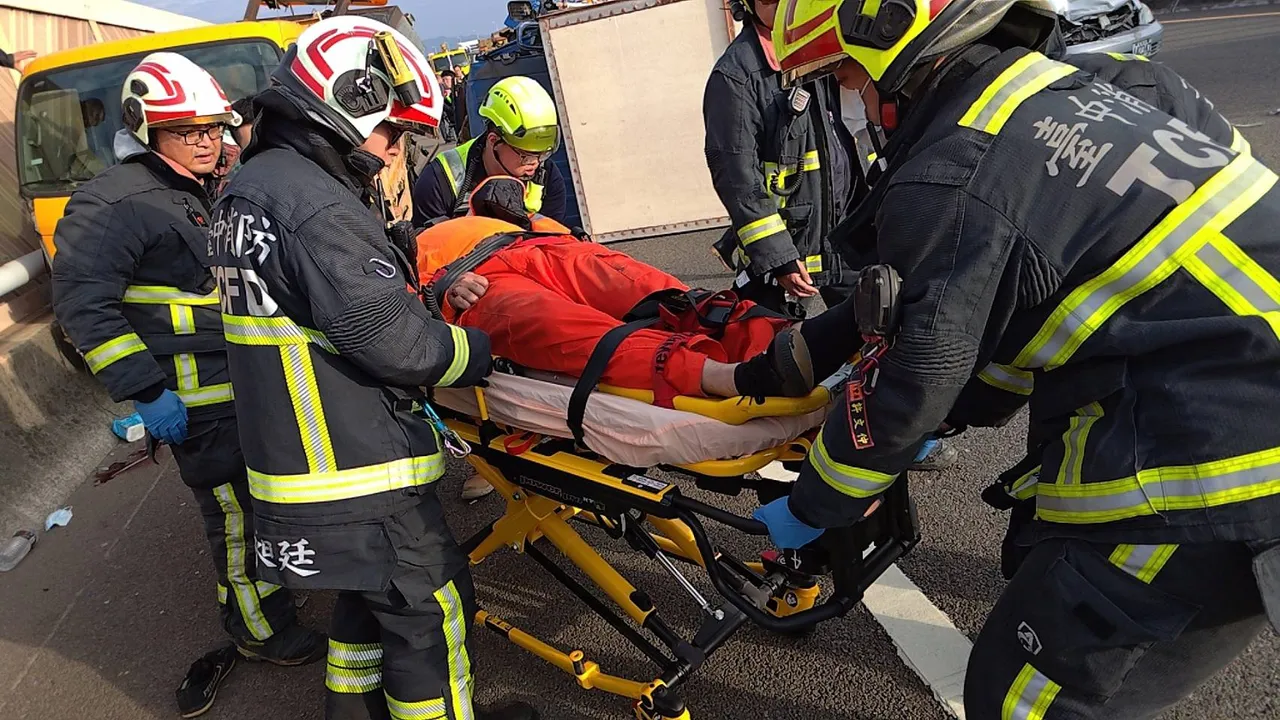 工程车37岁驾驶头部重创、意识不清，送医抢救。民众提供