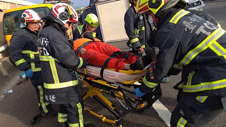 工程車37歲駕駛頭部重創、意識不清，送醫搶救。民眾提供