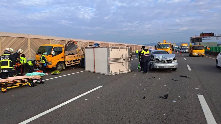 現場為工程車、小貨車及自小客車的3車追撞事故。民眾提供