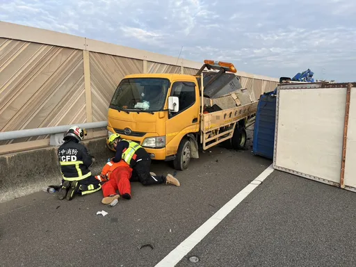 国道4号3车追撞酿4伤　工程车驾驶头部重创抢救中