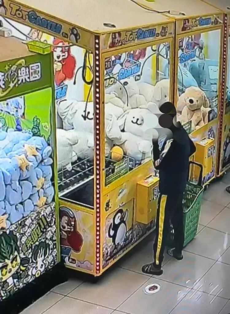 黃姓男子在夾娃娃店內電子菸。翻攝畫面