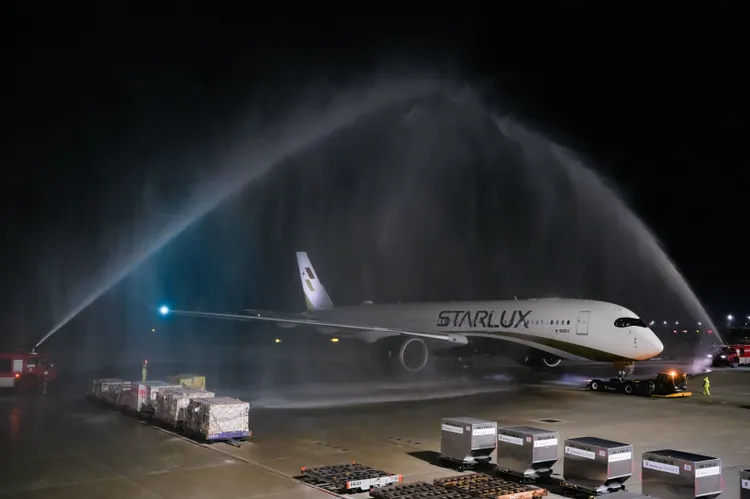 航機在灑水儀式歡送下順利起飛至鳳凰城。星宇航空提供