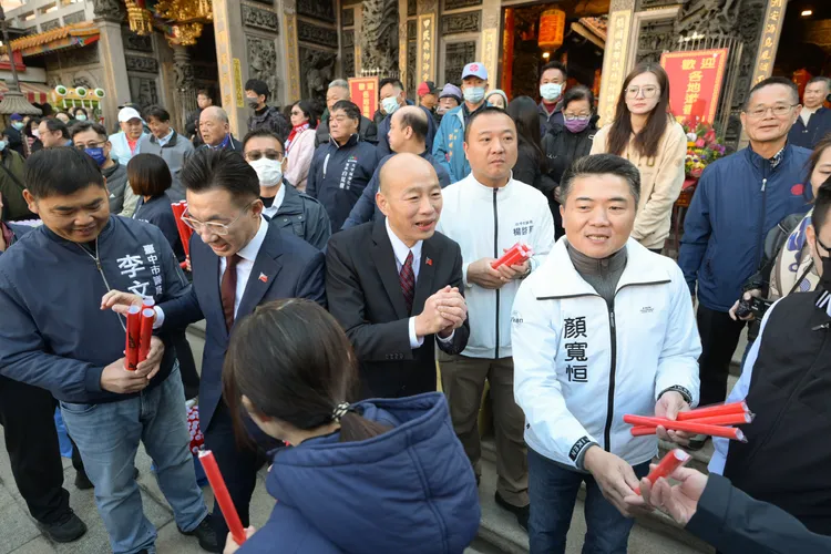 立法院長韓國瑜、副院長江啟臣今赴台中市大甲鎮瀾宮與立委顏寬恒、大甲鎮瀾宮董事長顏清標一同發新春聯。