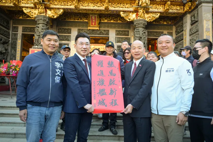 立法院長韓國瑜、副院長江啟臣今赴台中市大甲鎮瀾宮與立委顏寬恒、大甲鎮瀾宮董事長顏清標一同發新春聯。