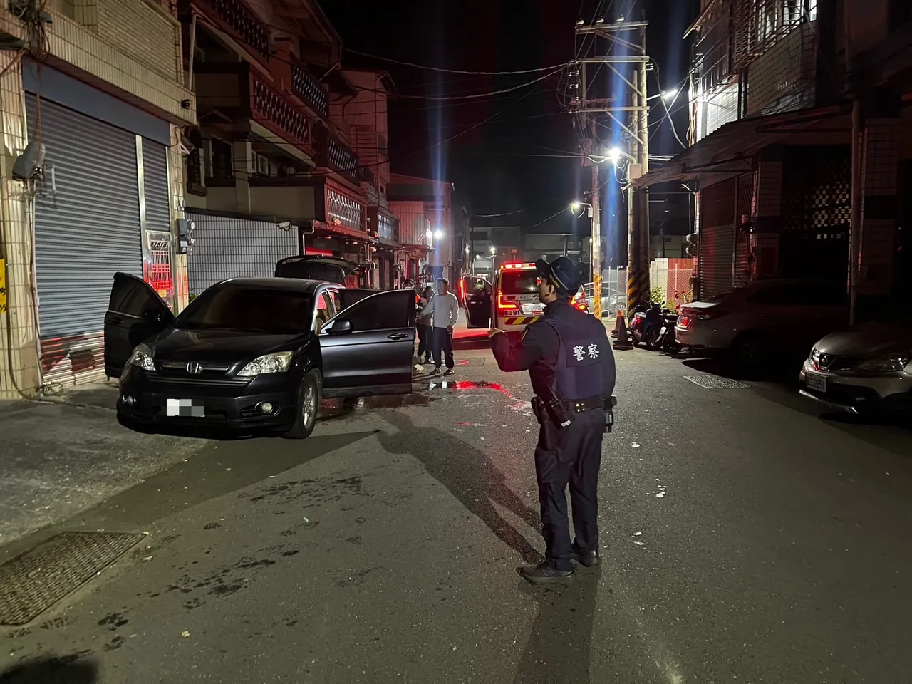 嫌犯毀損車輛並施放大量鞭炮，造成車輛後擋風玻璃毀損。翻攝畫面