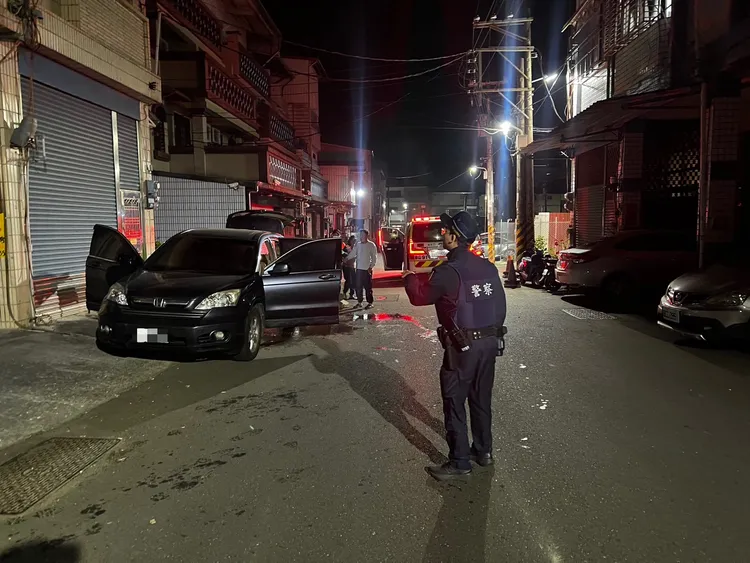 嫌犯毀損車輛並施放大量鞭炮，造成車輛後擋風玻璃毀損。翻攝畫面