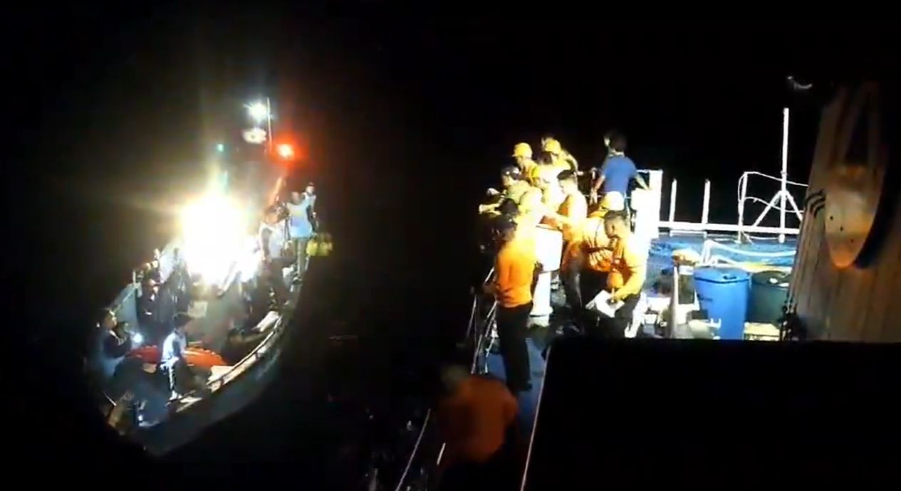 救援影片曝光!菲律賓載逾350人渡輪深夜沉沒 目前僅215人獲救