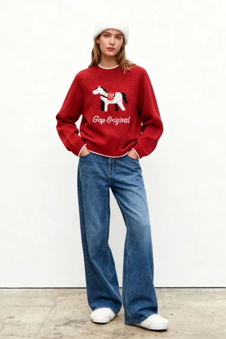 服裝上馬兒背著錢袋的俏皮圖案，傳遞「馬上發財」的吉兆。品牌提供