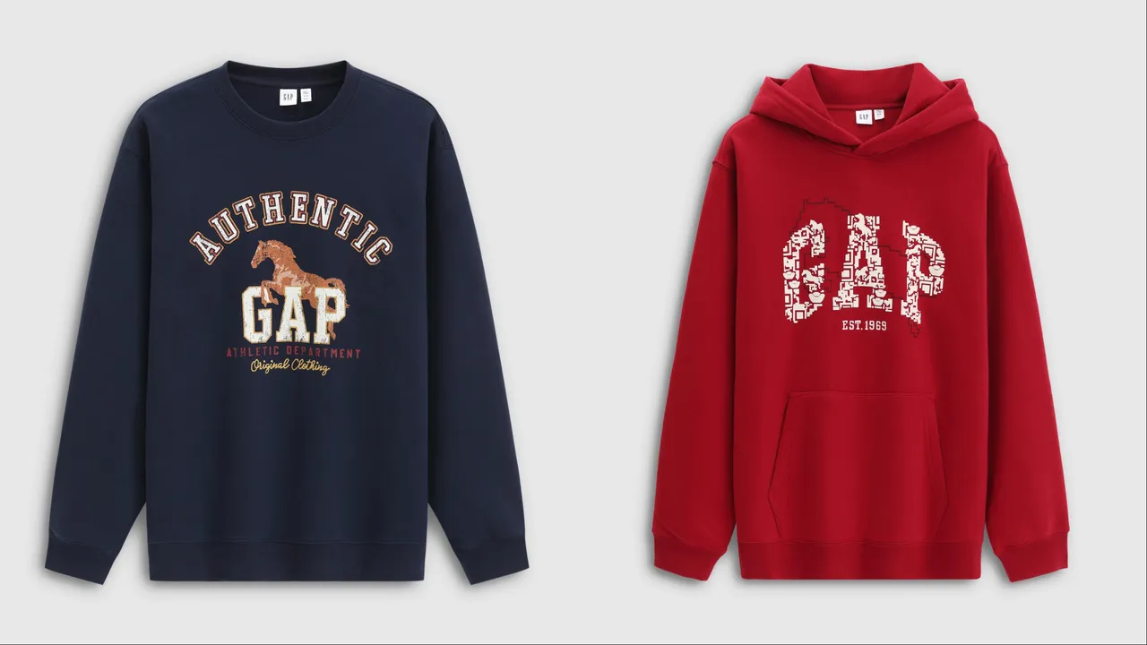 Gap深藍色馬年系列圓領刷毛上衣（左）1499元、紅色馬年系列Logo連帽上衣（右）1699元。品牌提供