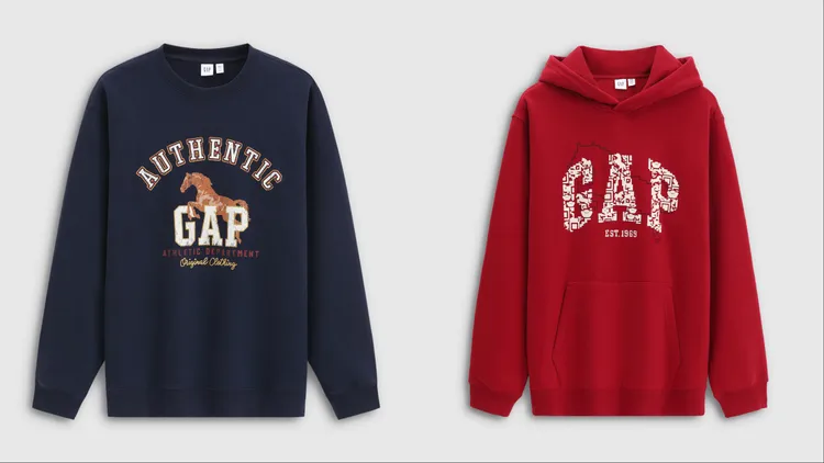 Gap深藍色馬年系列圓領刷毛上衣（左）1499元、紅色馬年系列Logo連帽上衣（右）1699元。品牌提供