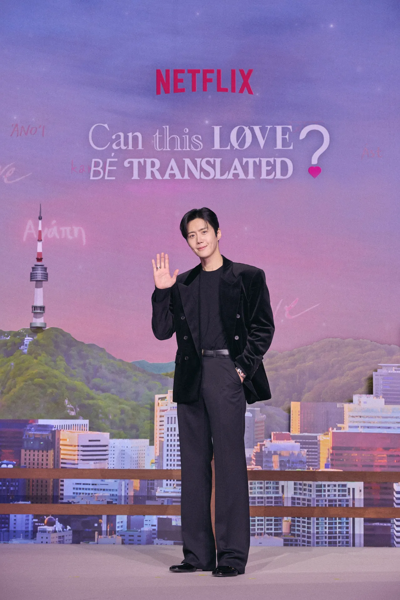 金宣虎飾演口譯員，花了4個月苦學4國語言，每天喝熱茶保護喉嚨。Netflix提供