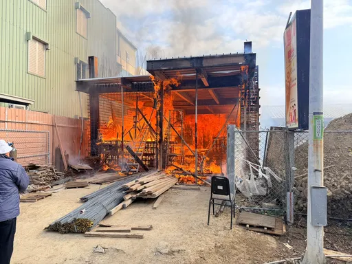 台南日照中心工地窜火　外籍移工惊险逃生...手掌灼伤送医