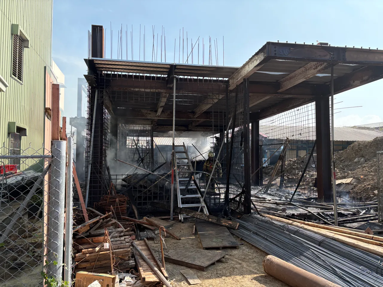 南市消防局出動人車灌救，20分鐘內控制火勢，幸未波及鄰戶，但有一工人手掌灼傷。民眾提供