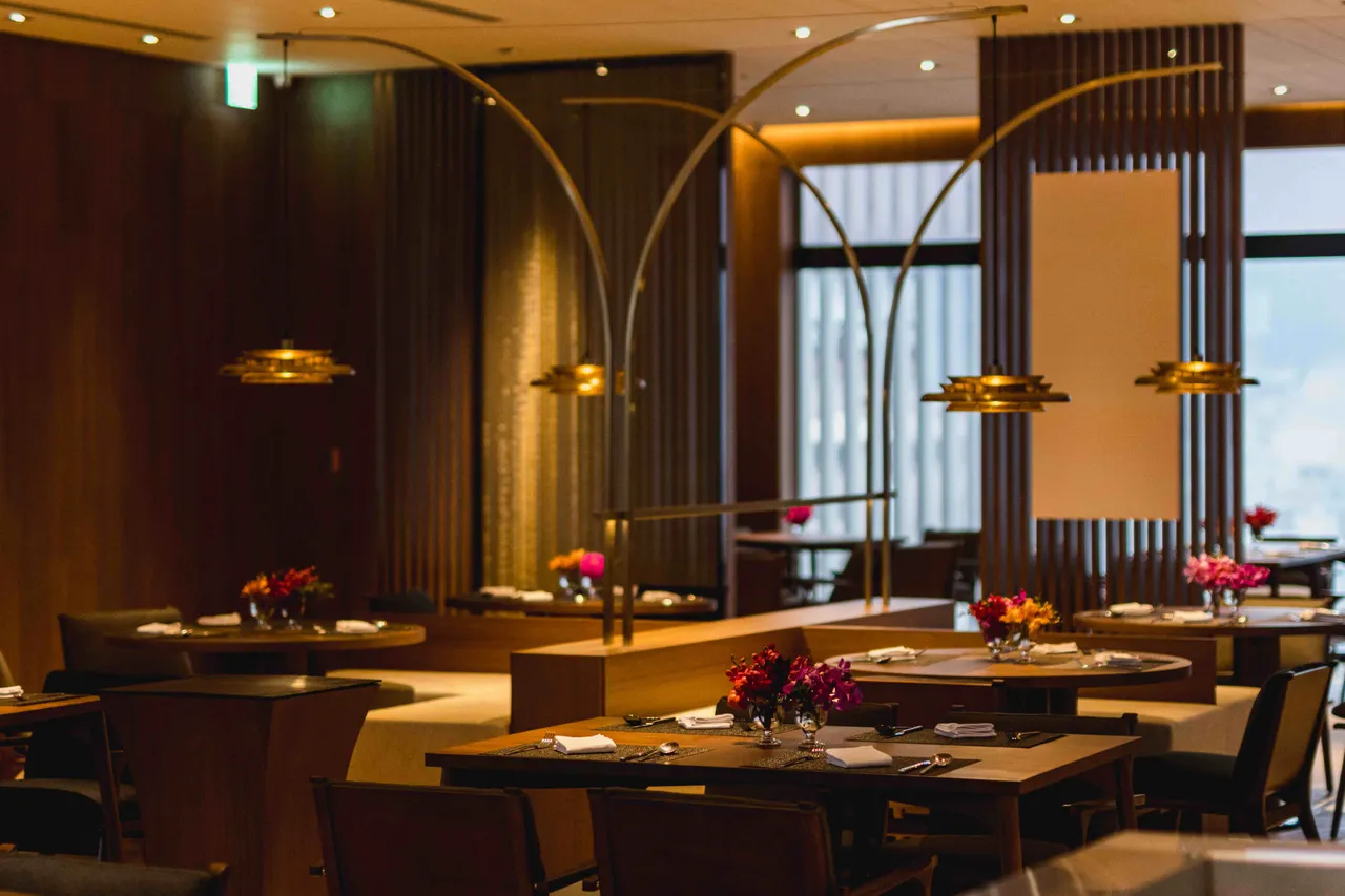 探索廚房全日餐廳坐擁偌大自然採光空間，並提供多種異國風味料理自助饗宴吃到飽，適合三五好友或全家大小歡聚，享受輕鬆用餐氛圍。業者提供