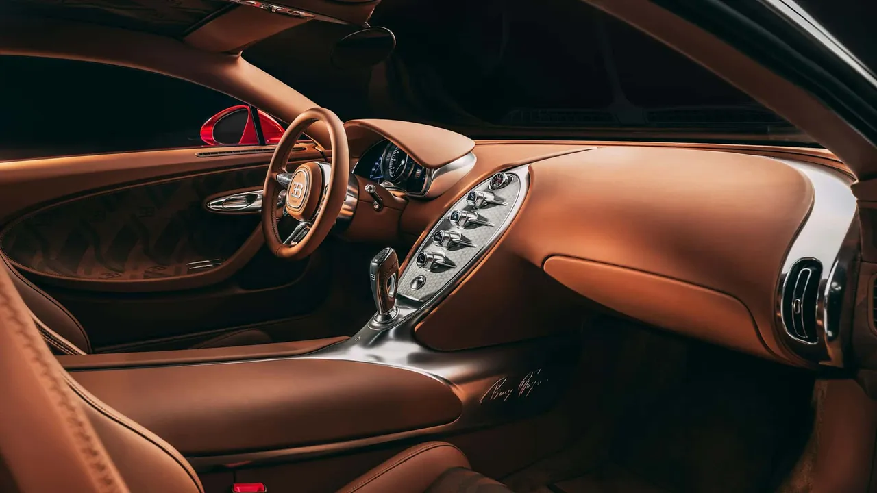 座艙鋪陳同樣圍繞Ettore Bugatti與Ferdinand Karl Piëch的精神核心，大量手工材質與細節堆疊，沒有過度炫技的科技感，而是一種只有收藏級車款才會出現的工藝份量。原廠照片