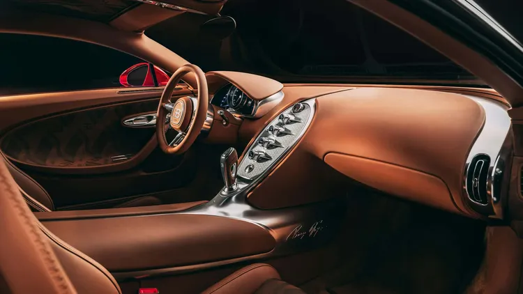 座艙鋪陳同樣圍繞Ettore Bugatti與Ferdinand Karl Piëch的精神核心，大量手工材質與細節堆疊，沒有過度炫技的科技感，而是一種只有收藏級車款才會出現的工藝份量。原廠照片