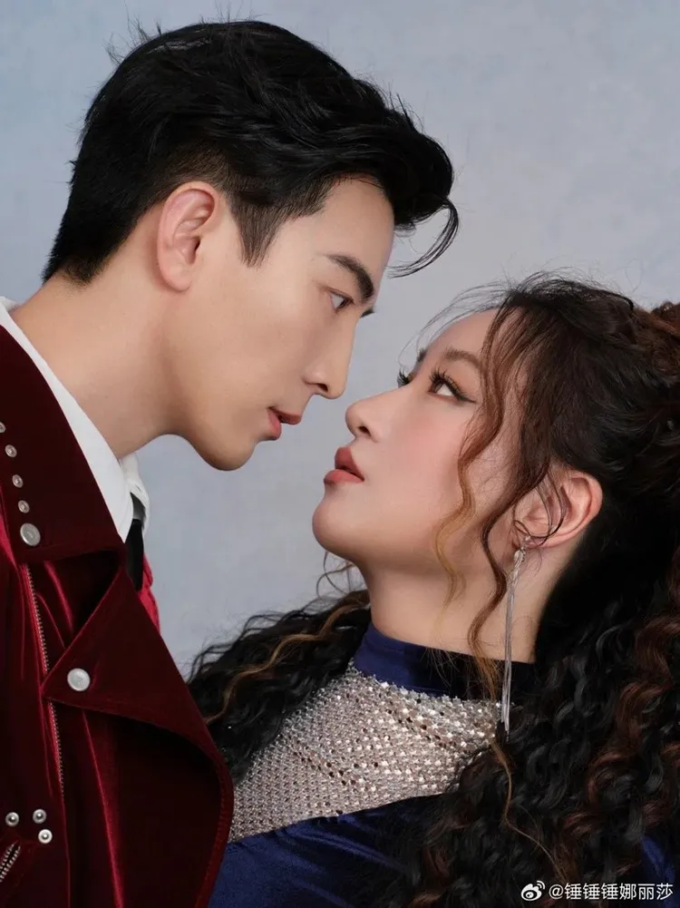 李川（左）直播求婚，讓錘娜麗莎驚喜萬分。翻攝微博