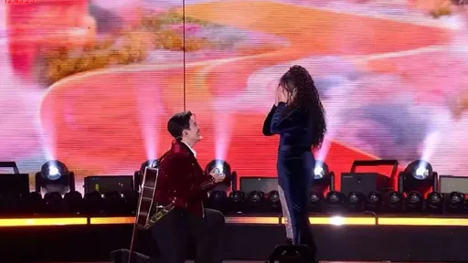 跨年直播爆喜讯！男星突下跪求婚　上亿人见证