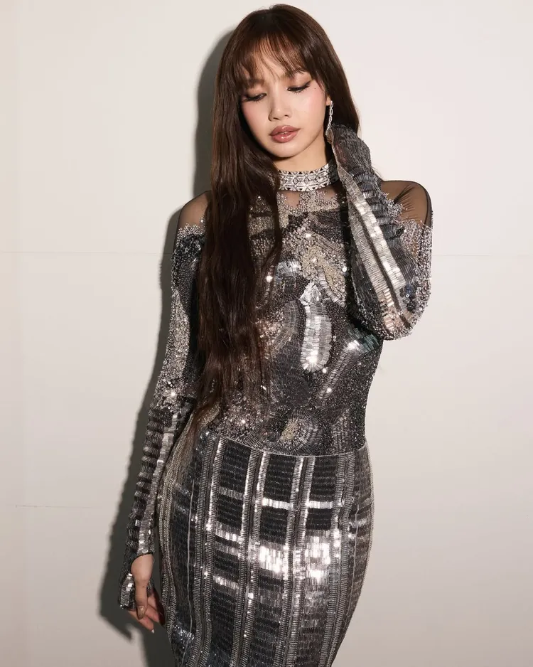 Lisa擔任頒獎人時換穿銀色亮片緊身禮服，同樣搭配寶格麗珠寶。翻攝lisa IG