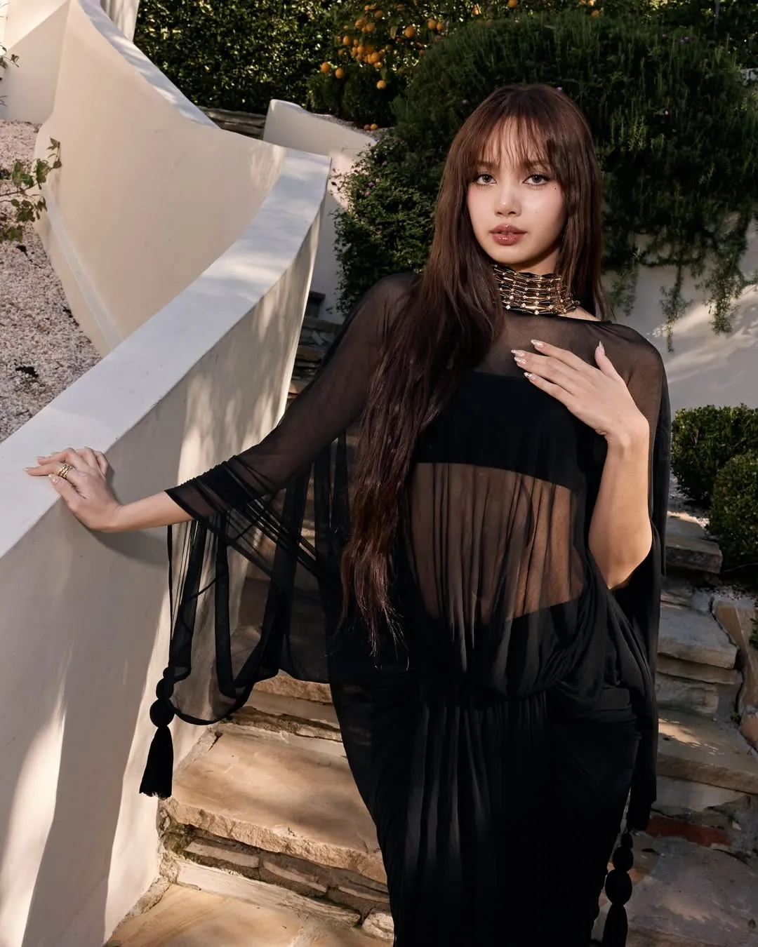 Lisa戴上寶格麗珠寶。翻攝lisa IG