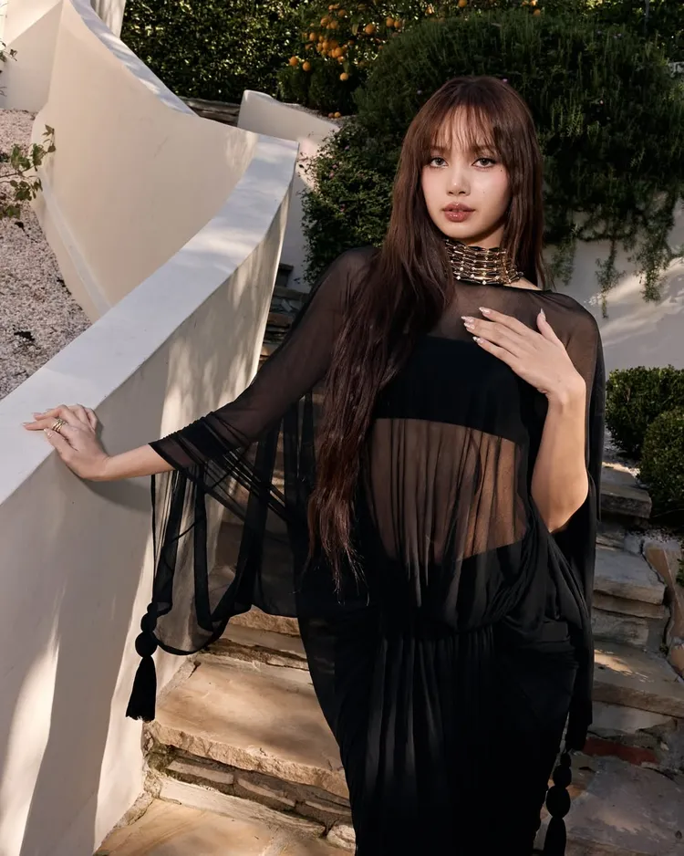 Lisa戴上寶格麗珠寶。翻攝lisa IG