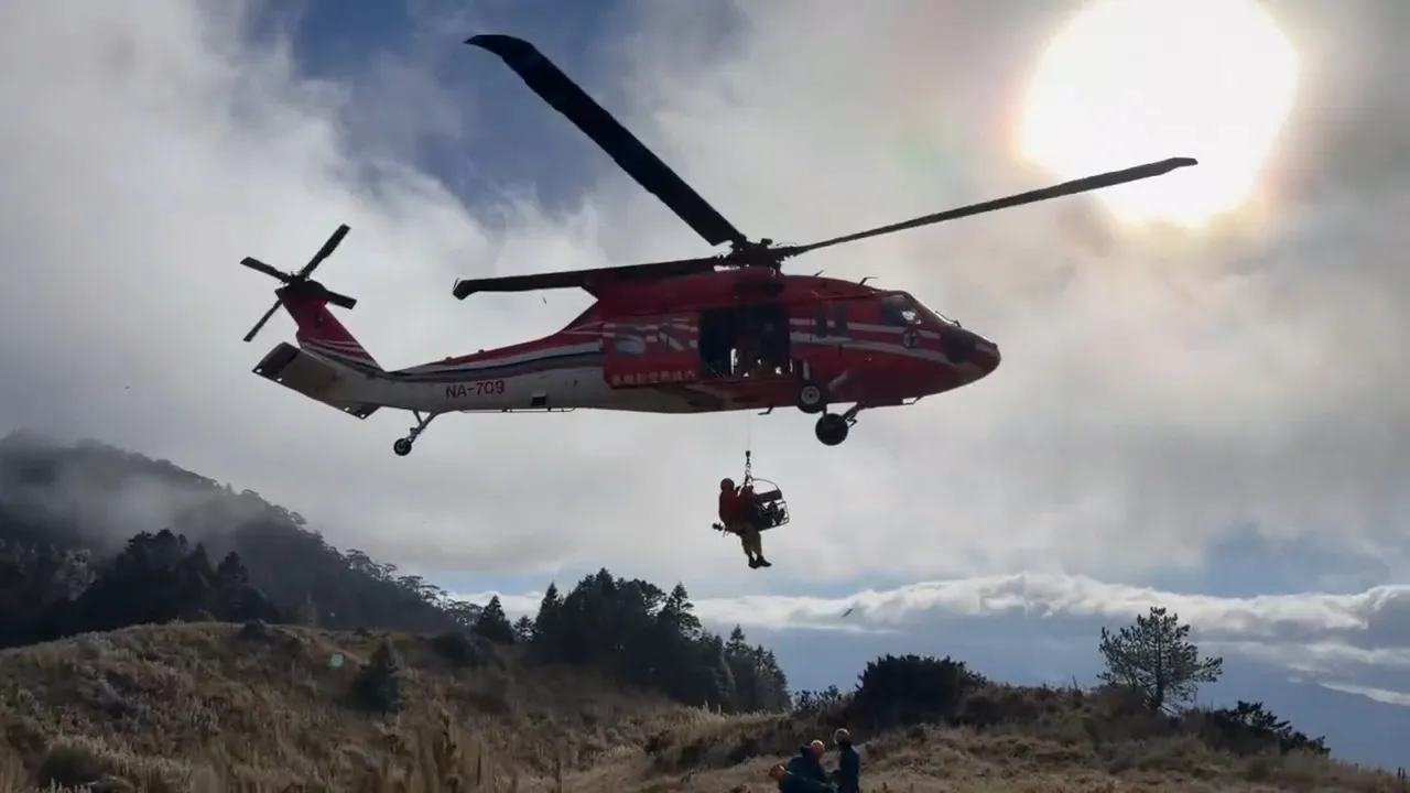 空勤队直升机吊挂下山。新竹县消防局提供