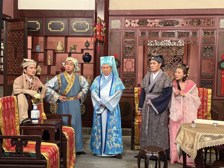 唐從聖（左起）、歐漢聲、胡瓜、王中皇、連靜雯等演出古裝劇單元「現代包青天」。華視提供