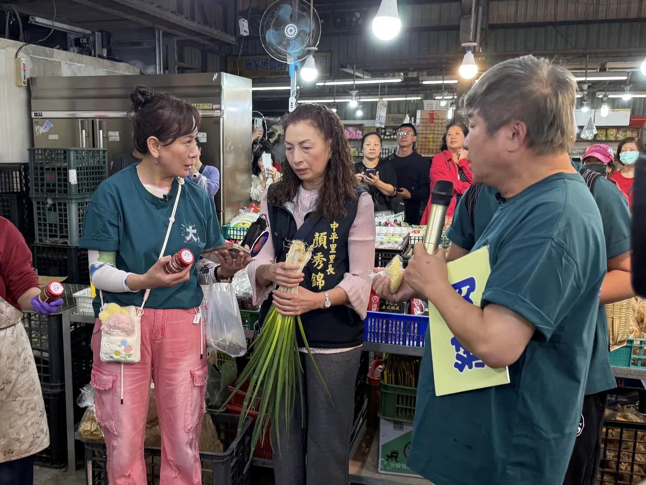 陈亚兰（左）与里长（中）斗嘴，闹得不可开交，胡瓜一旁看好戏。华视提供