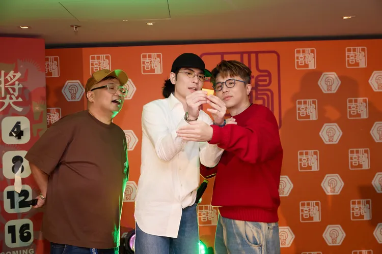 蕭敬騰與小宇一同抽獎。翻攝喜鵲娛樂臉書