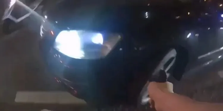 仁武警方27日晚攔查可疑車輛，遭衝撞開槍反擊。翻攝畫面