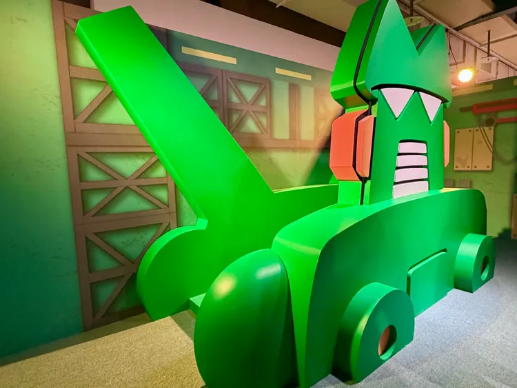 蠟筆小新的玩具「鋼達姆機器人」變成巨型裝置現身展區。莊偉祺攝