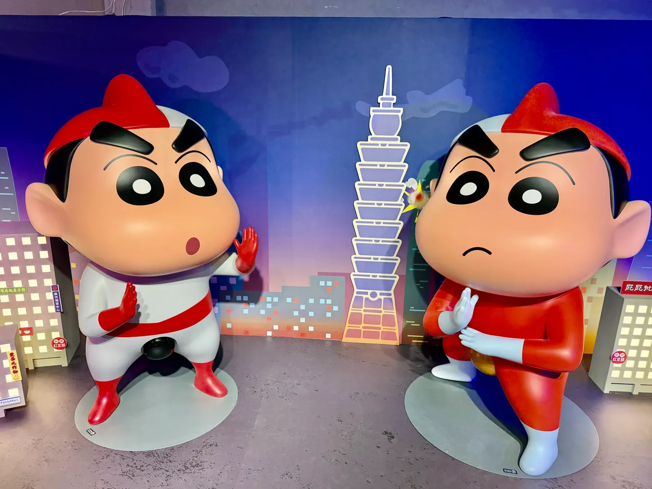 首度将电影中真假小新对决的桥段搬进台北街区，场景细节更融入台北101等。庄伟祺摄