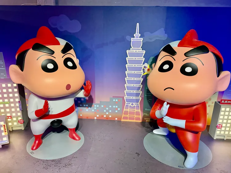 首度將電影中真假小新對決的橋段搬進台北街區，場景細節更融入台北101等。莊偉祺攝