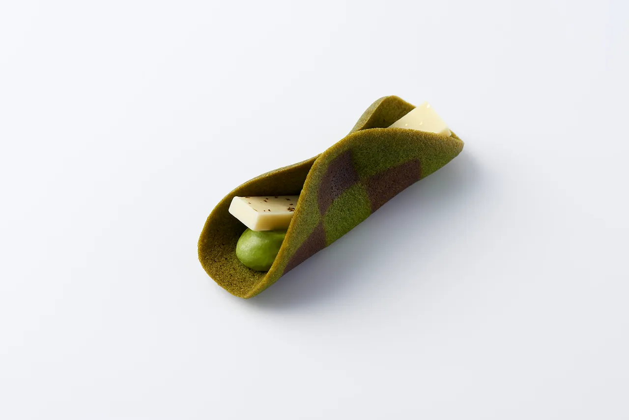 IKKYU於格子紋理的貓舌餅上，搭配抹茶奶霜與白巧克力，透過低溫製程細心萃取抹茶香氣。日本OMIYAGE振興會提供