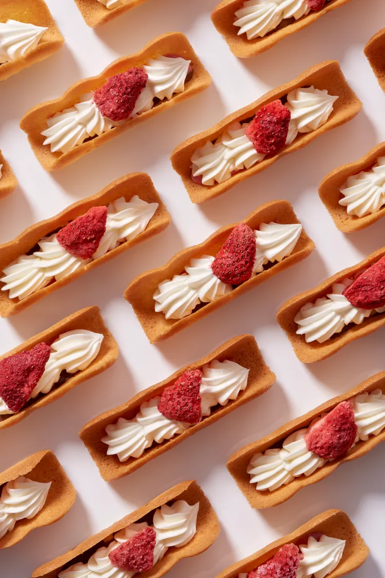 AMANBERRY將爽脆薄片餅，搭配入口即化的生巧克力與香甜多汁的甘王草莓。日本OMIYAGE振興會提供