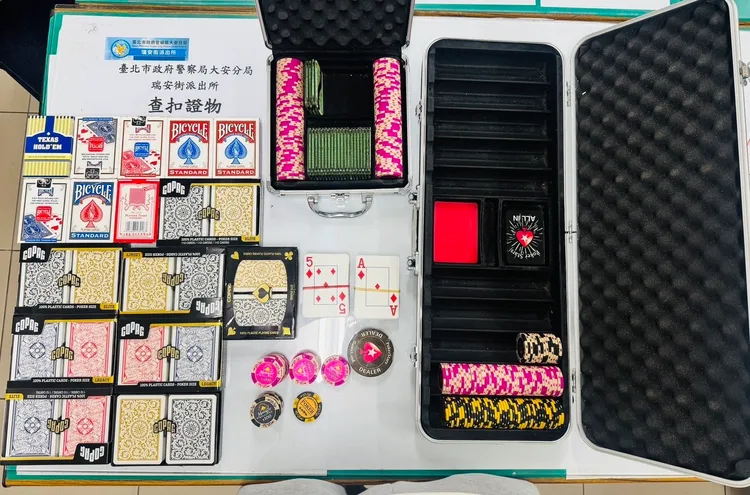 警方查獲賭具、賭資等證物。翻攝畫面