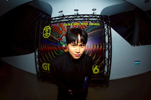 金曲歌王自曝遭經紀人強逼　駝背奪獎終於能抬頭挺胸